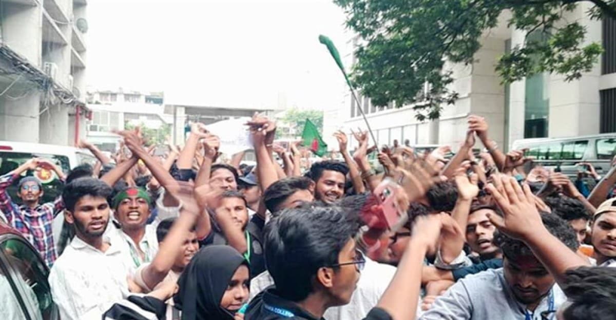 এইচএসসি পরীক্ষা বাতিলের দাবিতে সচিবালয়ে ঢুকে পড়েছেন হাজারো শিক্ষার্থী