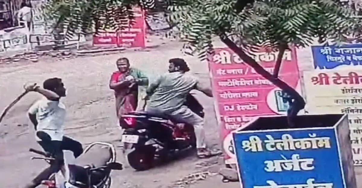 হামলাকারীর তরবারির কোপ থেকে ছেলেকে বাঁচালেন মা