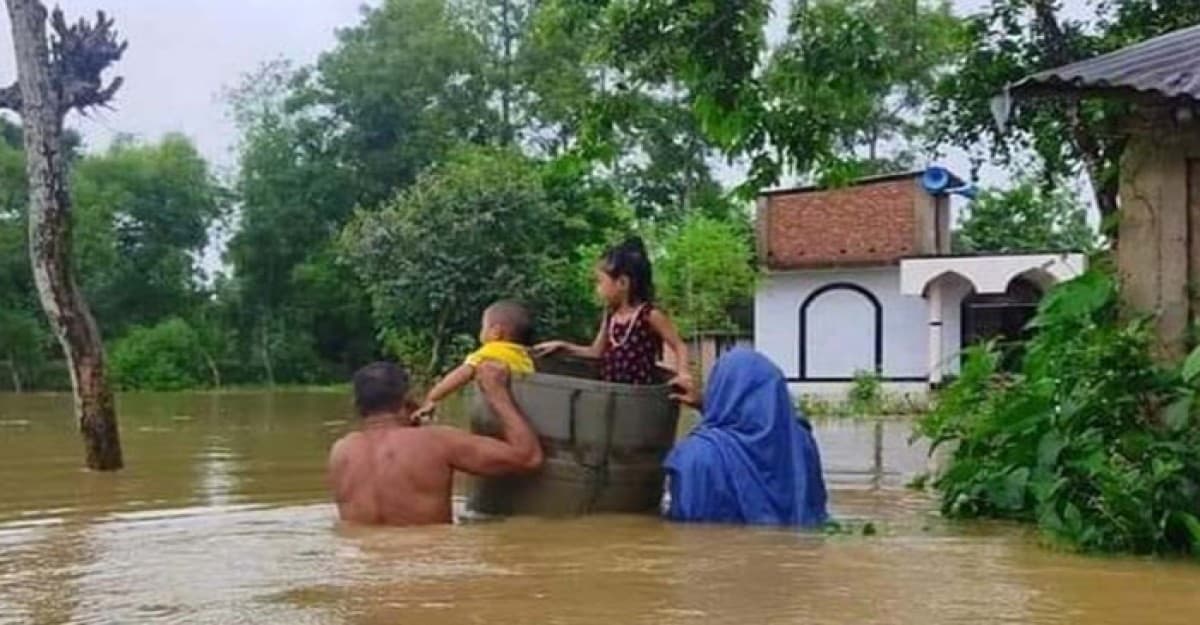 বিদ্যুৎ ও যোগাযোগ বিচ্ছিন্ন ফেনী, মানুষের দুর্ভোগ চরমে