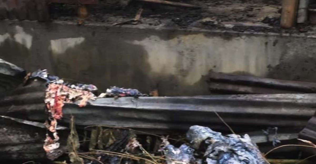 কুষ্টিয়ায় বৈদ্যুতিক শর্ট সার্কিটের আগুনে ভিক্ষুকের বসতবাড়ী পুড়ে ছাই