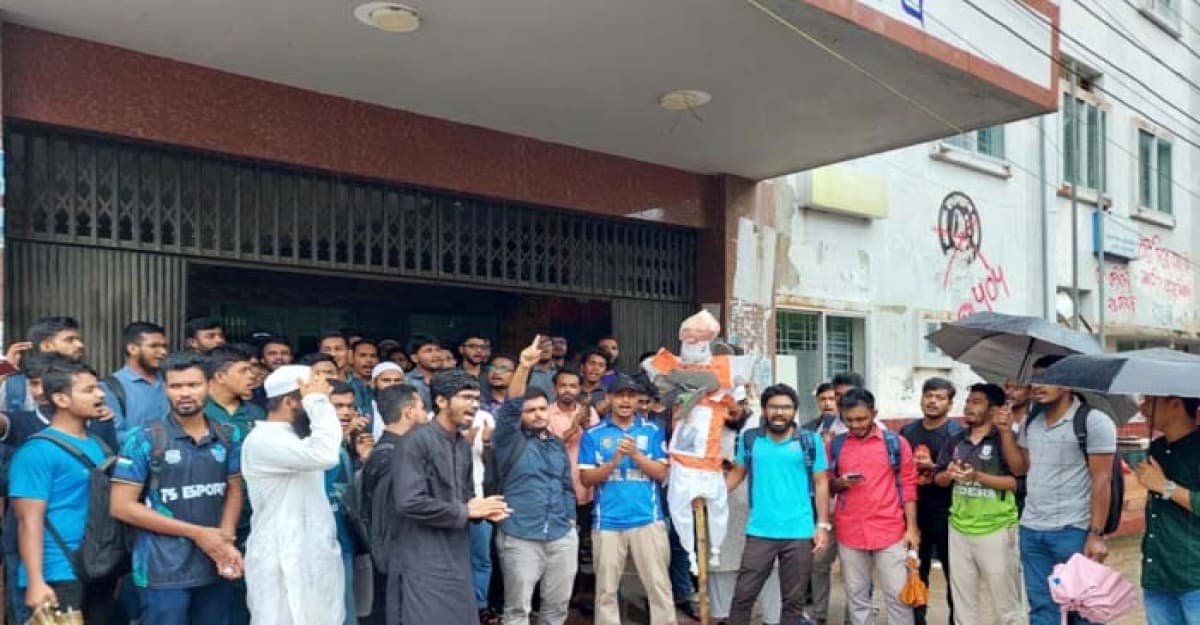 বৃষ্টি উপেক্ষা করে পবিপ্রবিতে নরেন্দ্র মোদির কুশপুত্তলিকা দাহ