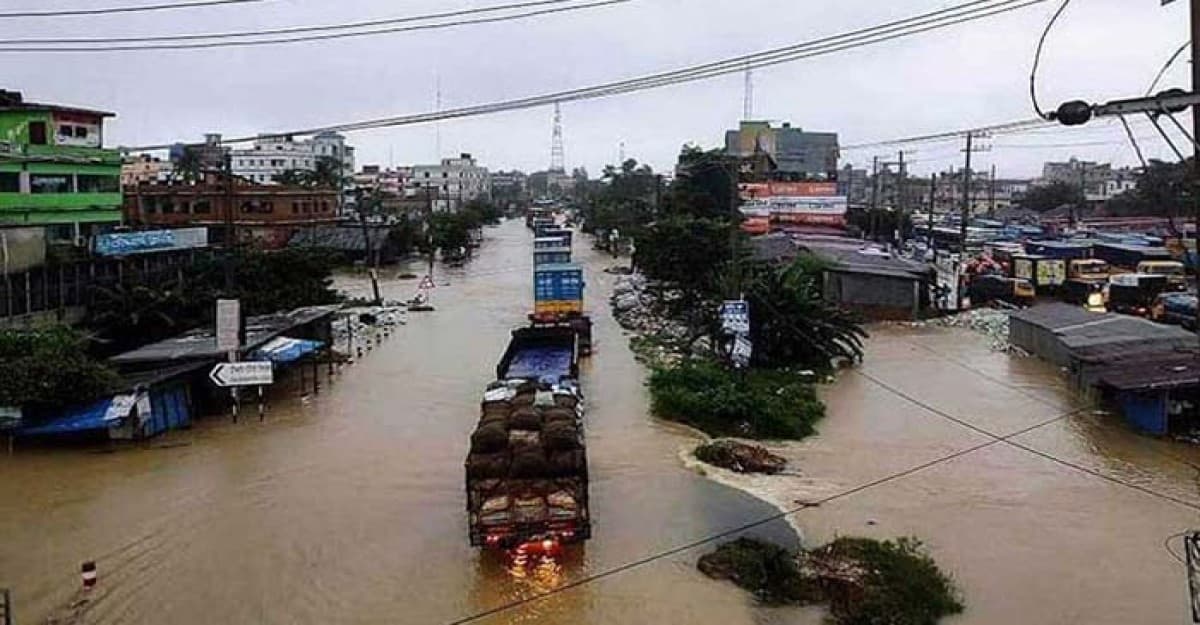 পানির নিচে ঢাকা-চট্টগ্রাম মহাসড়ক, ভয়াবহ দুর্ভোগে যাত্রী-চালকরা