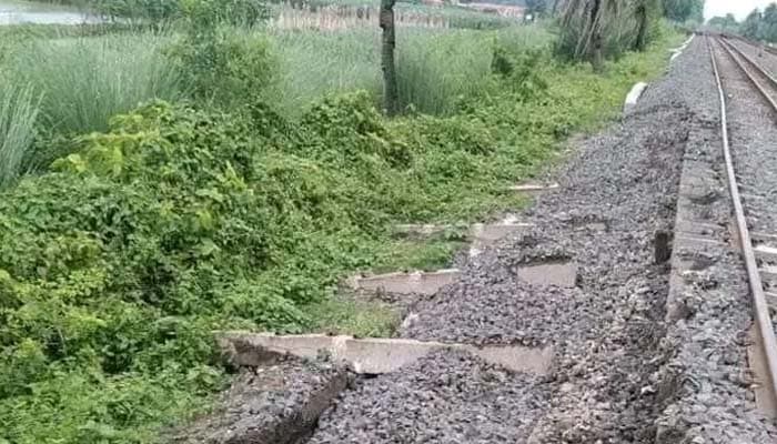 নাটোরে ভারী বর্ষণে দেবে গেল রেললাইন