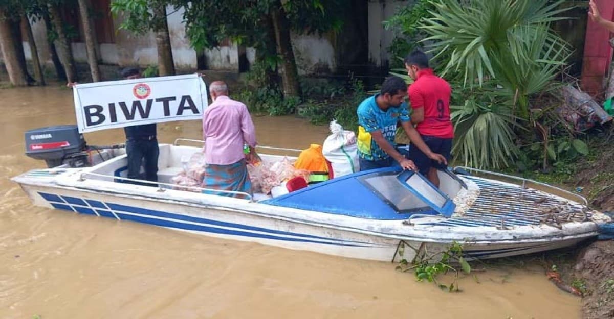 কুমিল্লায় বন্যাদূর্গতদের পাশে বিআইডব্লিউটিএ