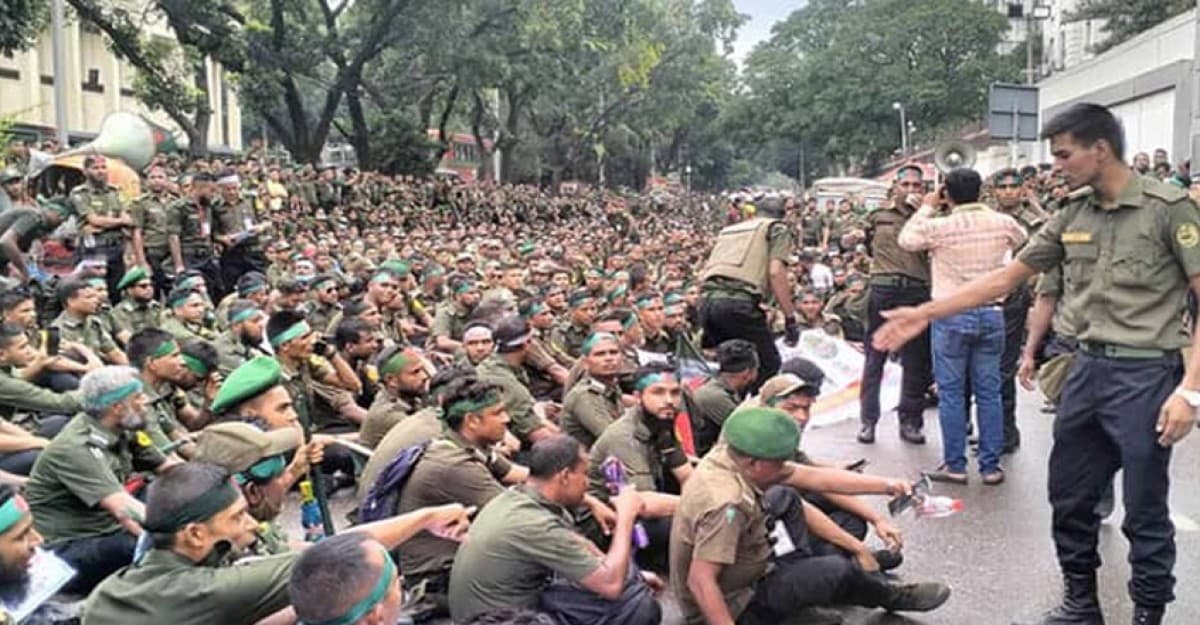 ৪ হাজার আনসারের বিরুদ্ধে মামলা