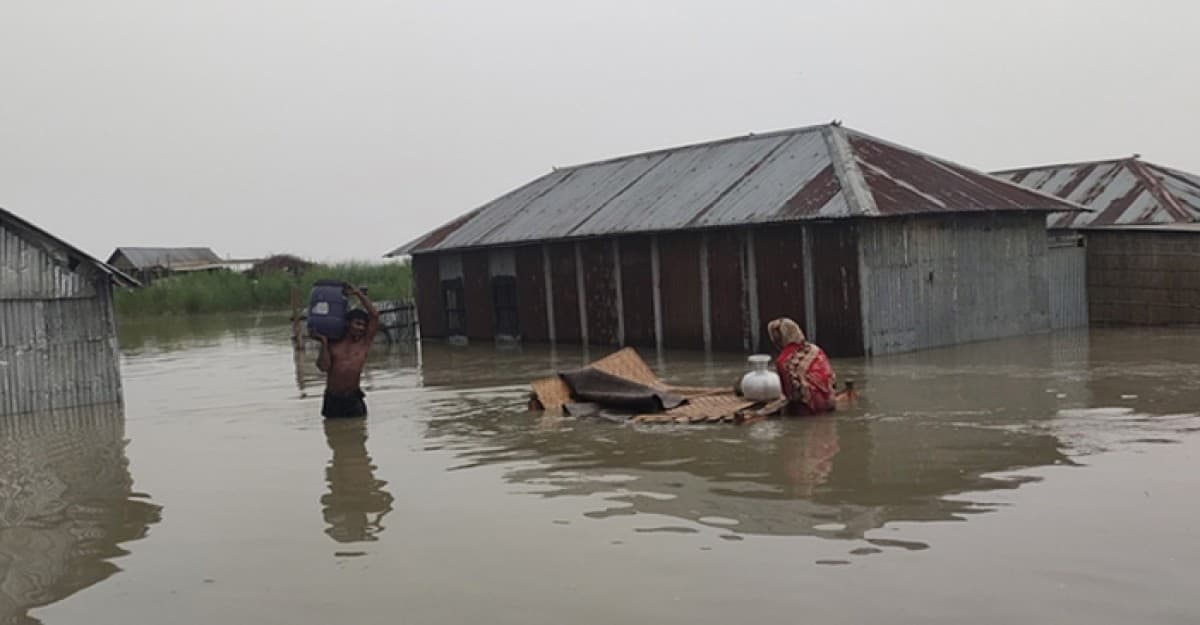 আশ্রয় খোঁজে বানভাসীরা, বিশুদ্ধ পানি ও খাবারের সংকট