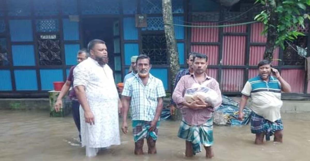 বিএনপি ও জামায়তের পক্ষে থেকে ত্রাণ সামগ্রী বিতরণ