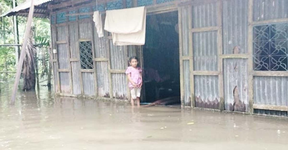 চুরির ভয়ে বাড়িঘর ছাড়ছে না পানিবন্দি অধিকাংশ মানুষ