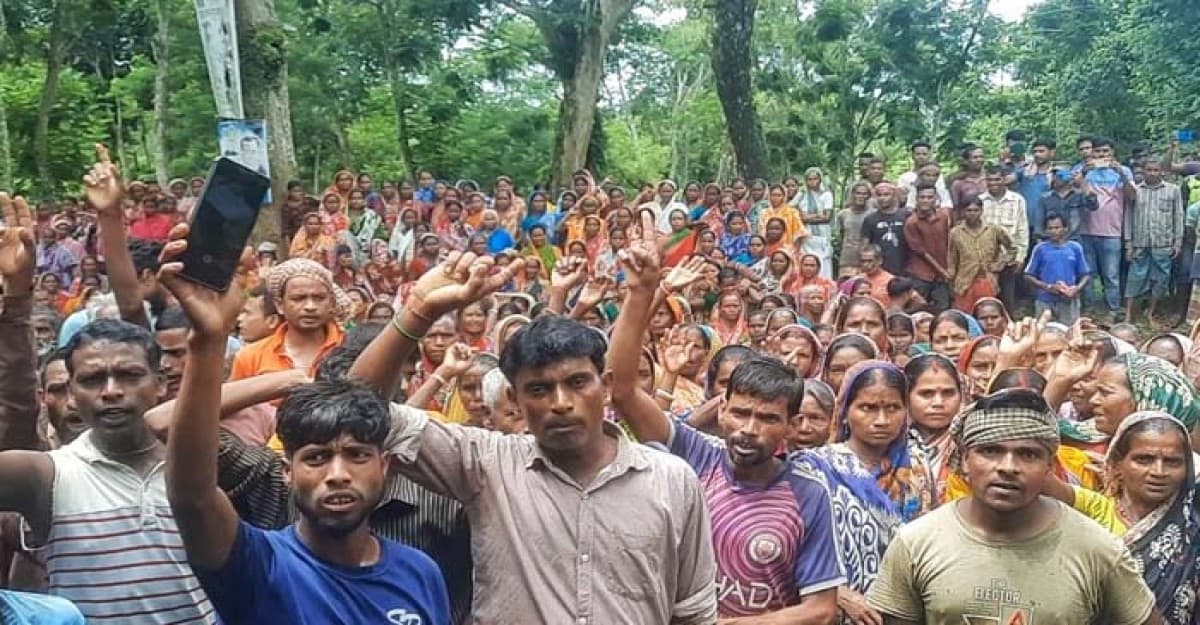 বেতন বন্ধ, পথে নামলেন ফুলতলা চা বাগানের শ্রমিকরা