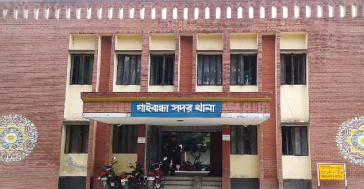 জমি নিয়ে ভাইকে মারপিট, কথা বলায় মাকে ছুরিকাঘাত করে হত্যার চেষ্টা!
