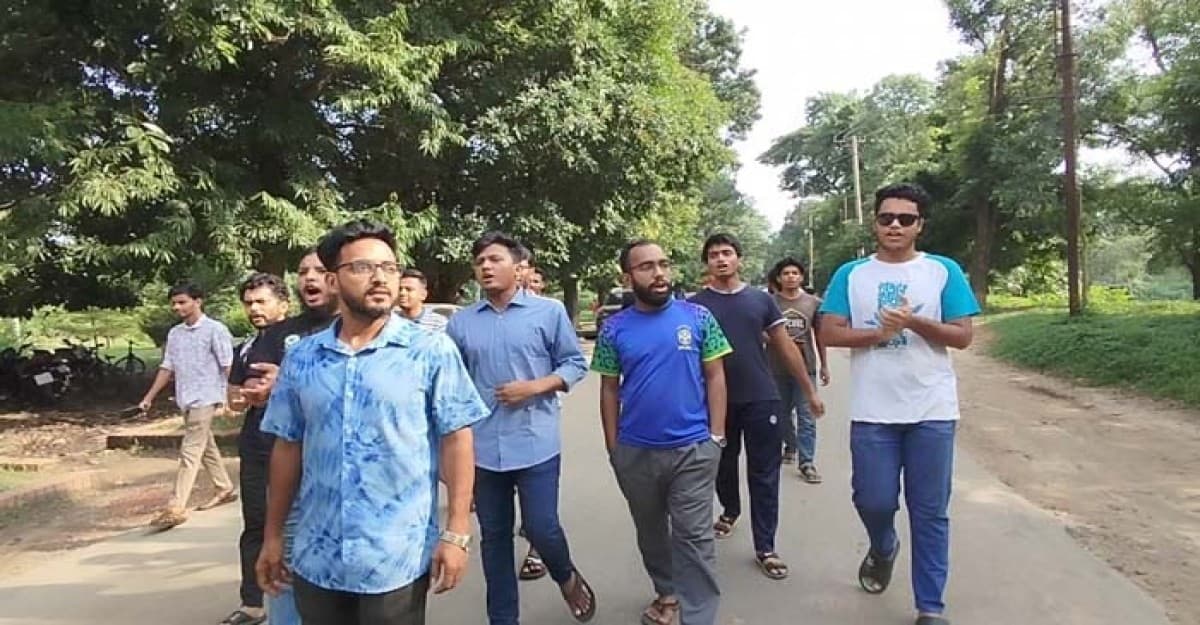 জাবিতে সন্ত্রাসী কার্যক্রম বন্ধসহ তিন দফা দাবিতে বিক্ষোভ মিছিল