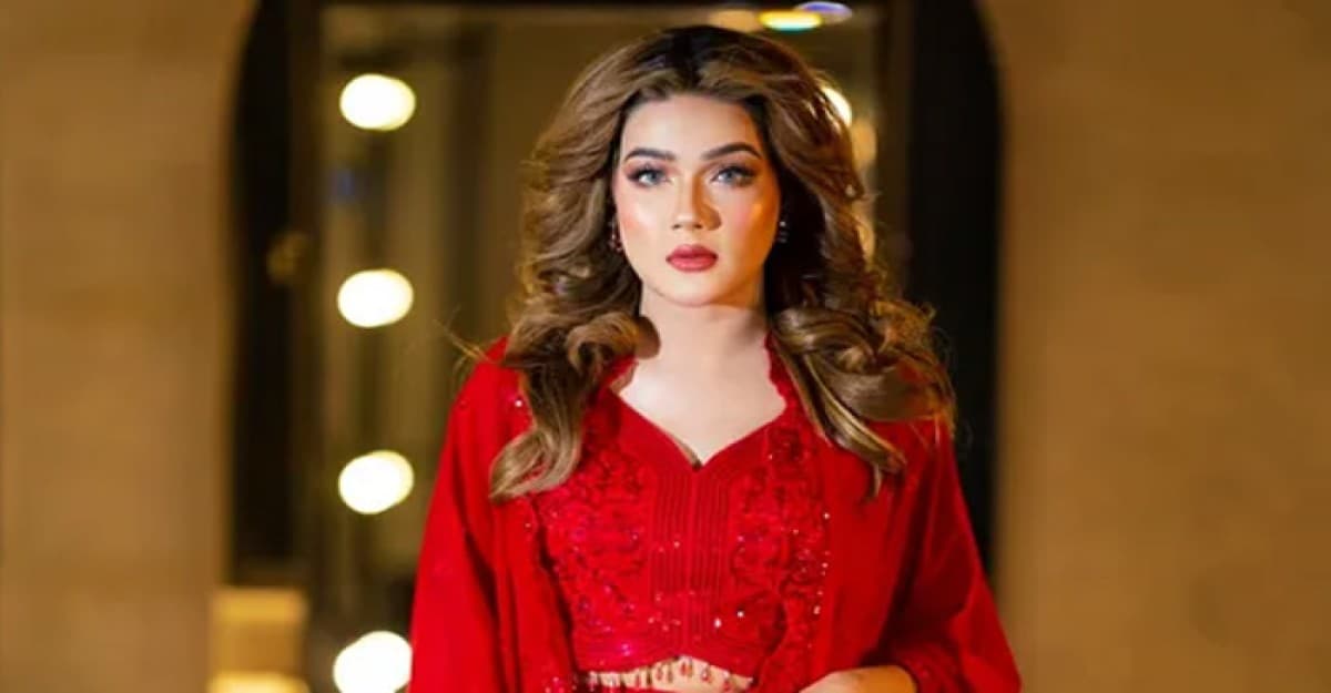 এয়ারপোর্টে দেড় ঘণ্টা মাহিকে বসিয়ে রেখে গোয়েন্দা কাগজপত্র চেক