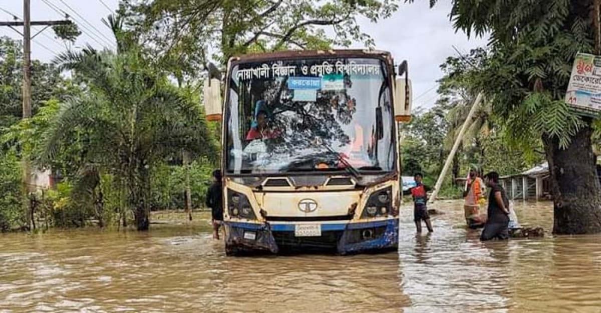 বন্যার্তদের ত্রাণ নিয়ে অবিরাম ছুটে চলা নোবিপ্রবির বাস