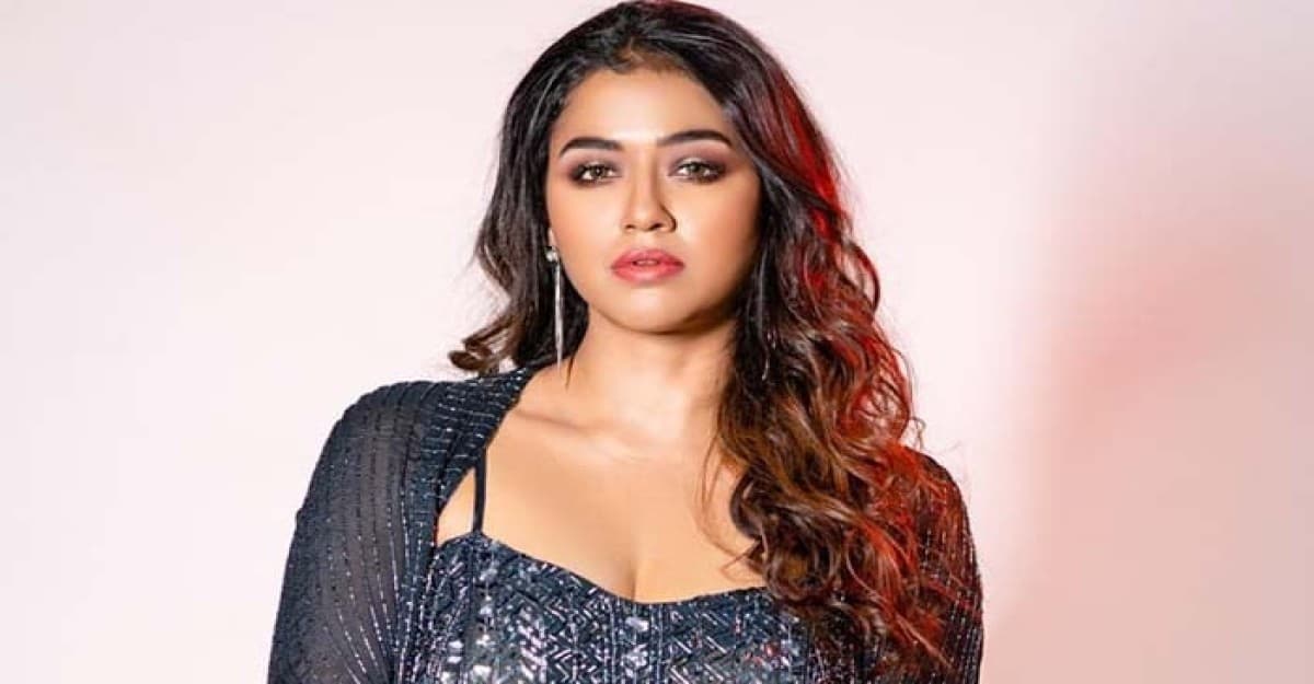 তারকাদের রাজনৈতিক পদে থাকা নিয়ে প্রশ্ন তুললেন সোহিনী সরকার