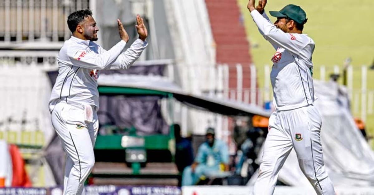 সাত উইকেট হারিয়ে বিপাকে শান মাসুদের দল