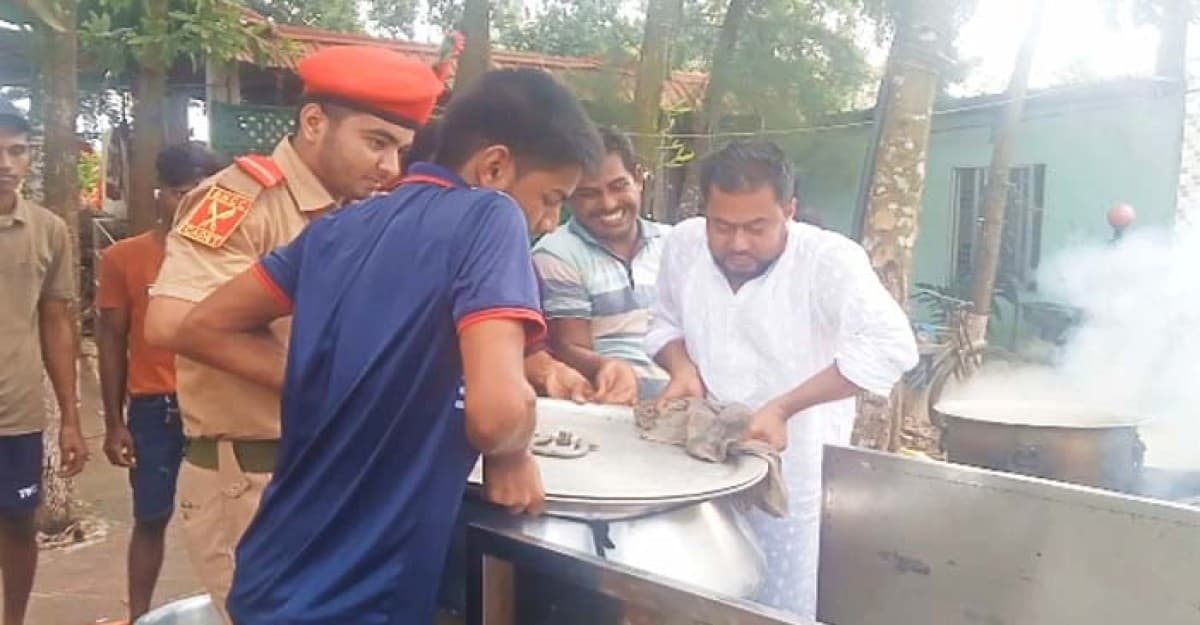 নোয়াখালীতে এক  ব্যবসায়ীর উদ্যোগে প্রতিদিন তিন  হাজার মানুষের খাবার  আয়োজন