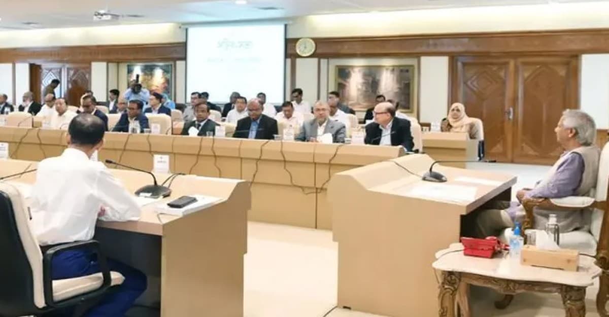 সচিবদের সঙ্গে বৈঠকে বসেছেন প্রধান উপদেষ্টা
