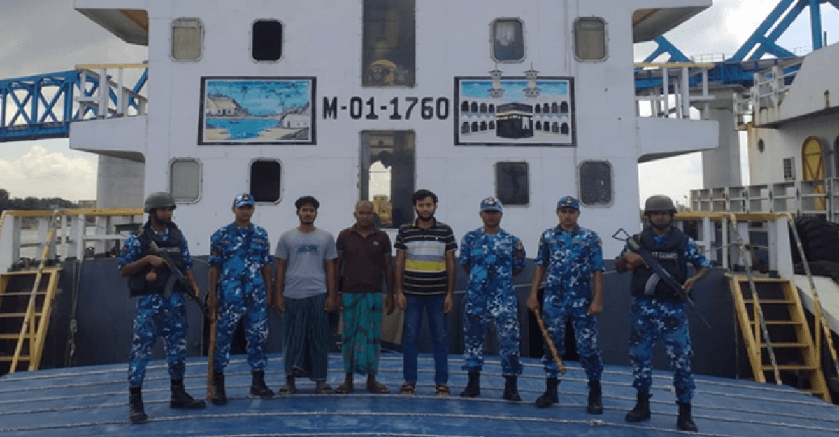 কোস্ট গার্ডের অভিযানে চাঁদাবাজদের হাতে জিম্মি হওয়া ৩ নাবিক উদ্ধার