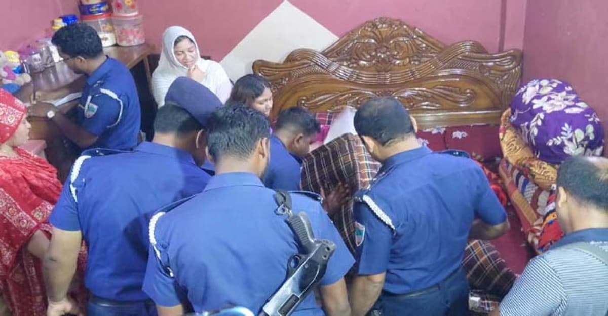 বাগেরহাটে আওয়ামীলীগ নেতার বাড়ি থেকে অস্ত্র ও গুলি উদ্ধার