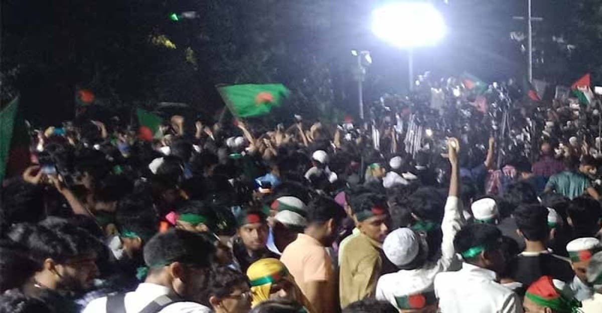 ‘শহীদি মার্চ’ শেষে শহীদ মিনার থেকে ৫ দফা দাবি