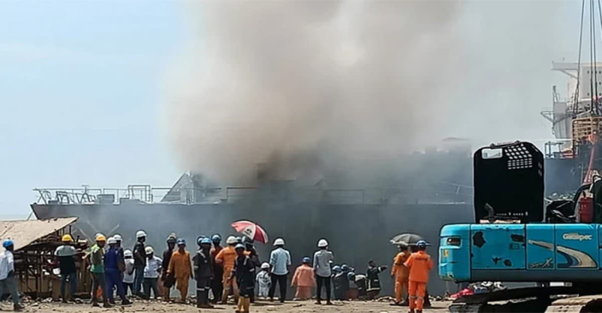 চট্টগ্রামে শিপইয়ার্ডে বিস্ফোরণ, দগ্ধ ১০ শ্রমিক