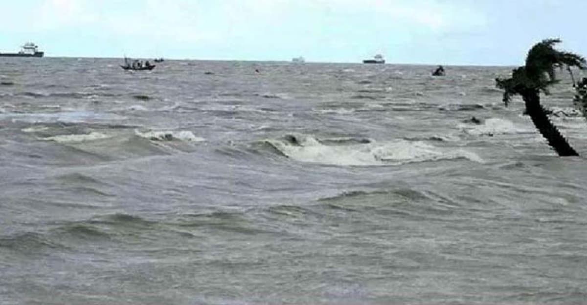 চরফ্যাশনে সাগরে ট্রলারডুবি ৭ জেলে নিখোঁজ