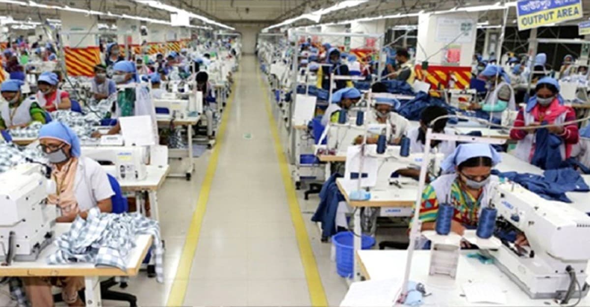 ছুটির দিনেও আশুলিয়ায় চলছে  ১৪০০ পোশাক কারখানা