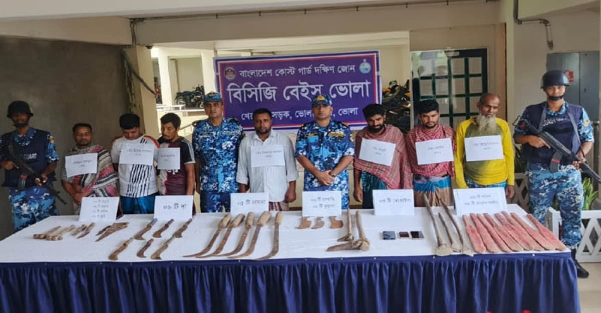 ভোলায় যৌথ বাহিনীর অভিযানে দেশীয় অস্ত্রসহ আটক-৭