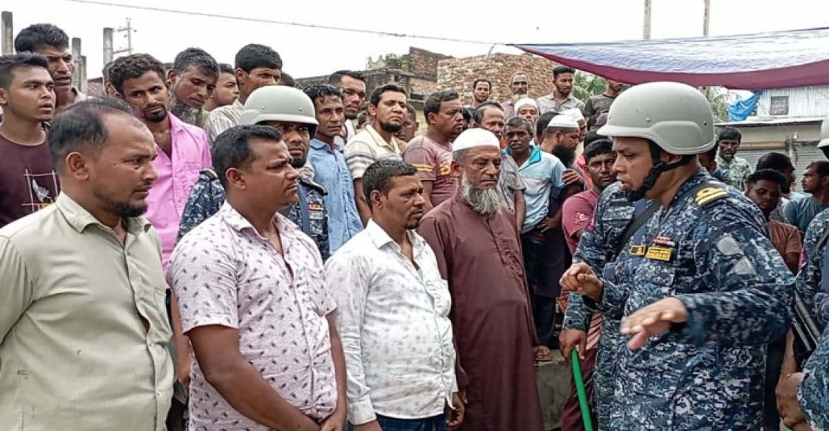 রাঙ্গাবালীতে দ্রব্যমূল্য নিয়ন্ত্রণ ও শৃঙ্খলা ফেরাতে নৌবাহিনীর অভিযান