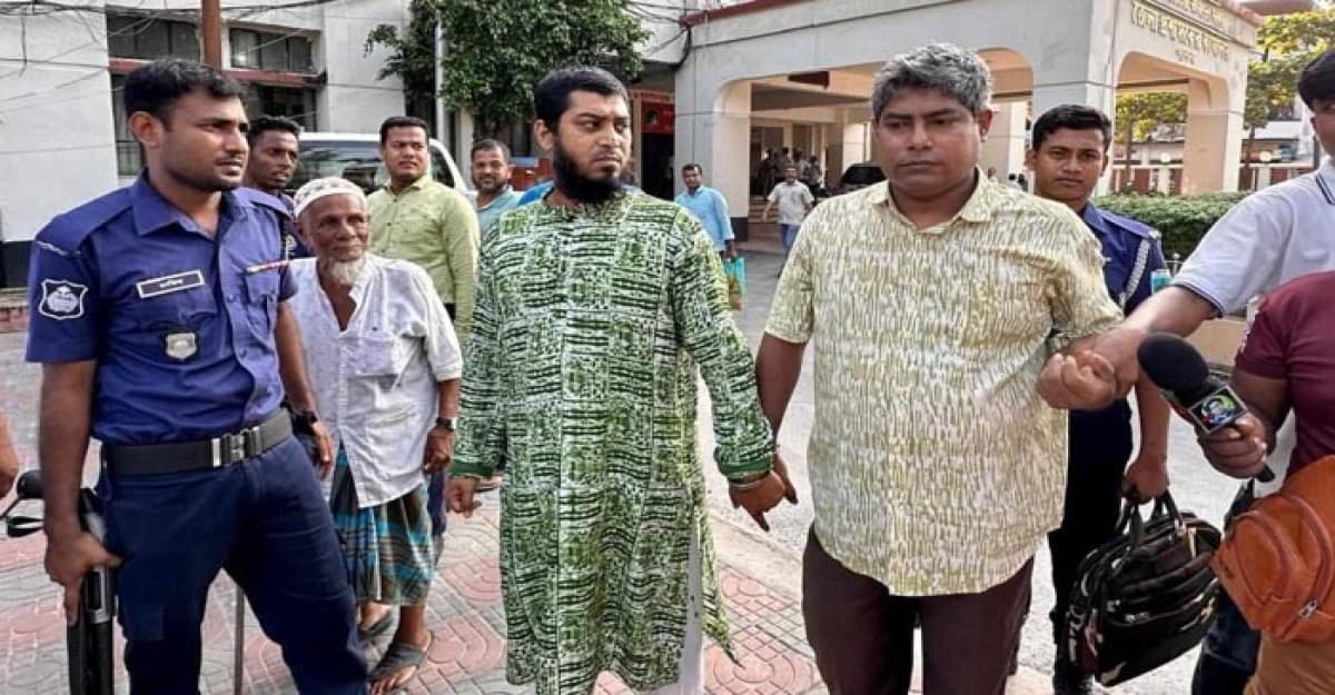 পাবনায় দুই ভুয়া সেনা কর্মকর্তাকে আটক