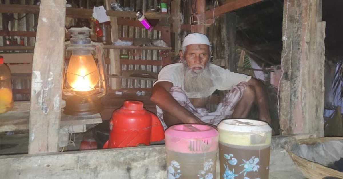 সাতশত টাকার পুঁজির দোকানে হেরিকেন ধরিয়ে দিল চোর চক্র