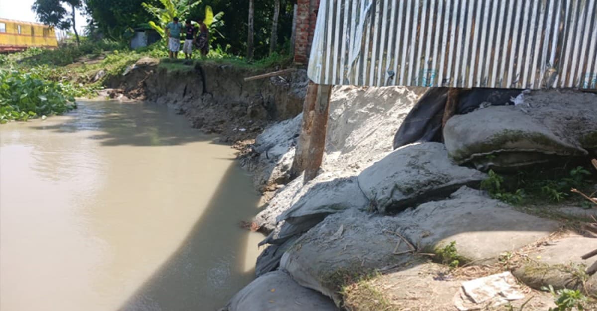 উজিরপুরে সন্ধ্যা নদীর ভাঙ্গনে দাসেরহাট-হানুয়া সার্বজনীন শ্রী শ্রী দূর্গা মন্দির