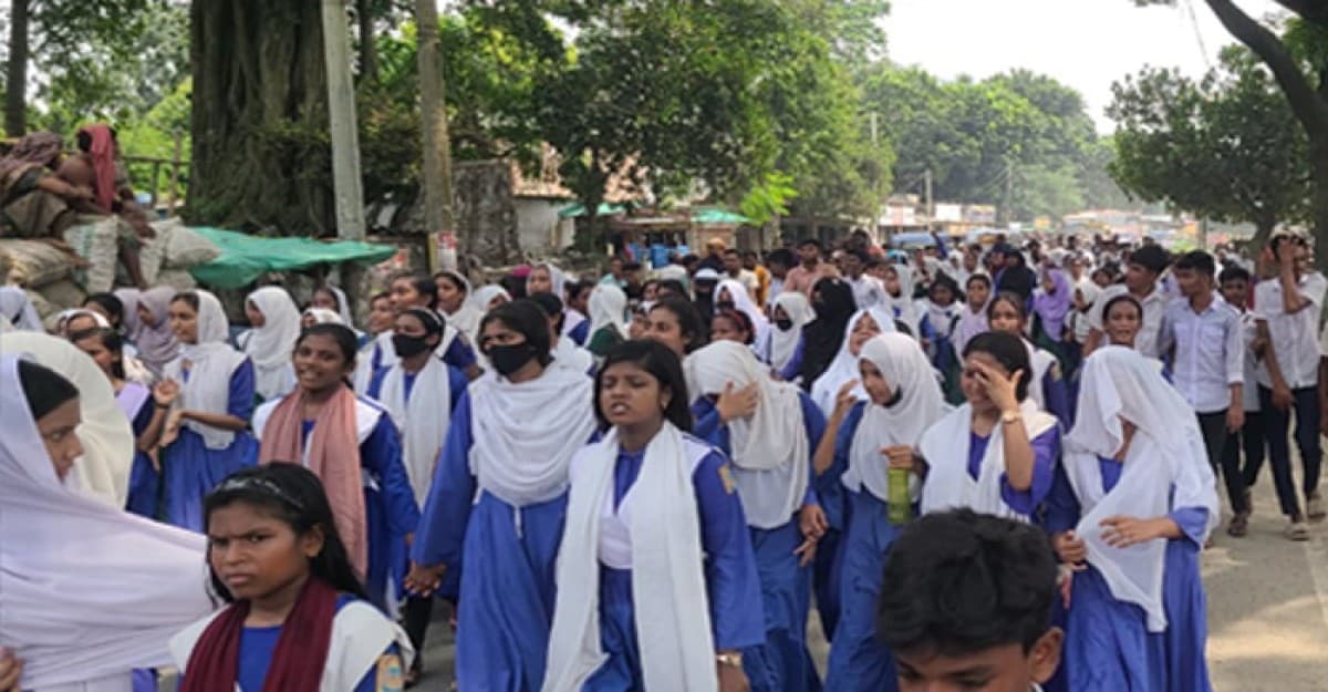 দর্শনায় মাধ্যমিকে সংক্ষিপ্ত সিলেবাস করার দাবিতে বিক্ষোভ মিছিল