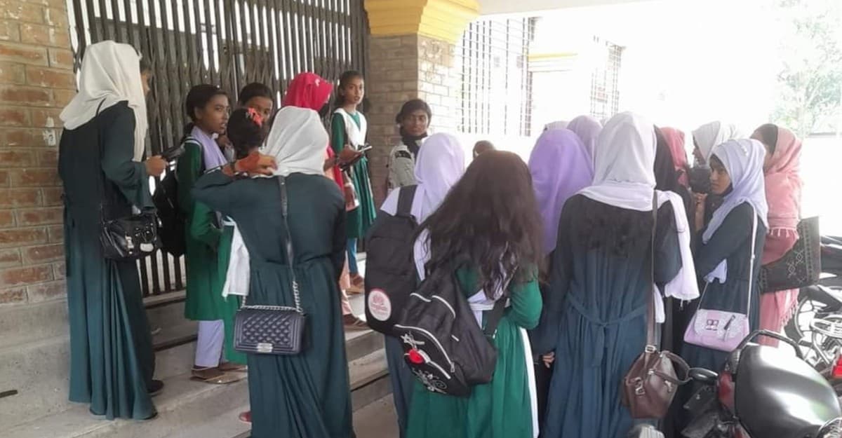 স্কুলের শিক্ষার্থীদের পিকনিকের কথা বলে আদালতে সাক্ষ্য দেওয়ালেন প্রধান শিক্ষক!