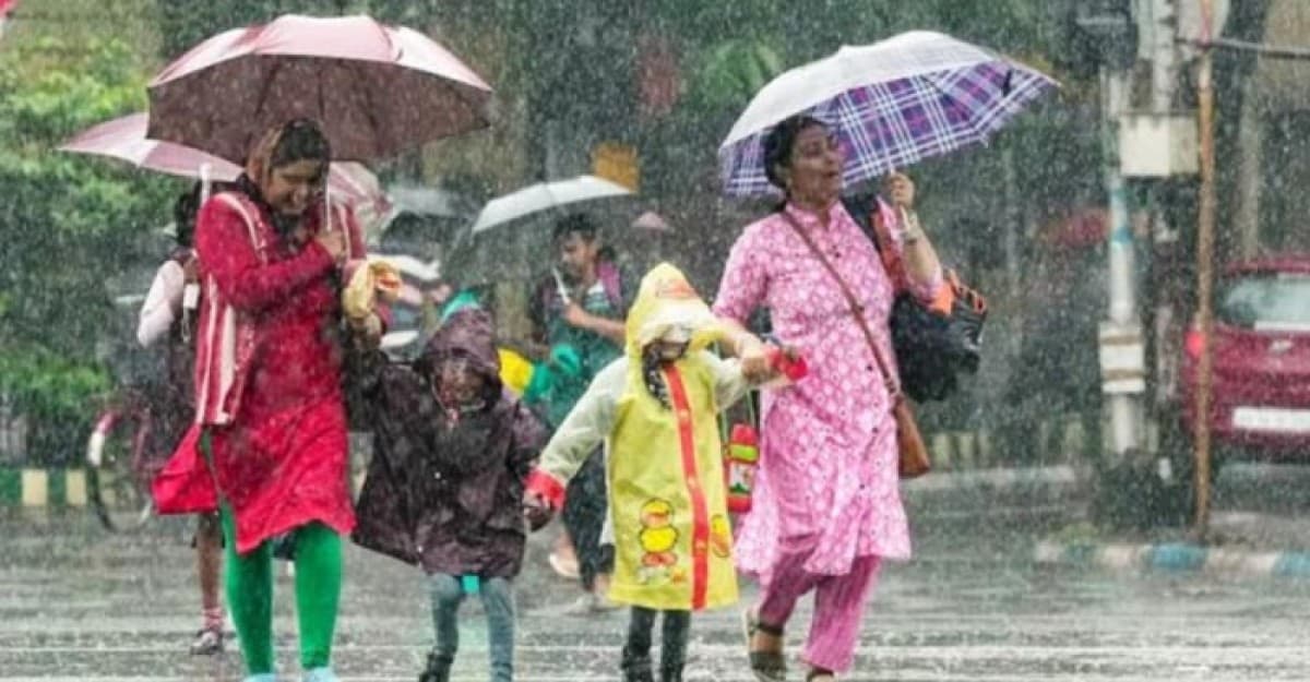 রাজধানীতে আজও বৃষ্টি, তাপমাত্রা নিয়ে দুঃসংবাদ
