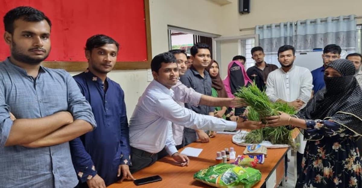 আরও ১০০ কৃষককে বিনামূল্যে বীজধান দিলেন বাকৃবি শিক্ষার্থীরা