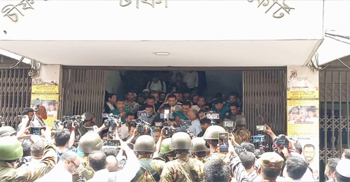 আত্মসমর্পণ করে কারাগারে মাহমুদুর রহমান