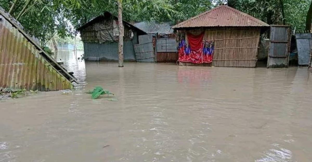 পানিবন্দি পরিবারের মাঝে শুকনো খাবার বিতরণ