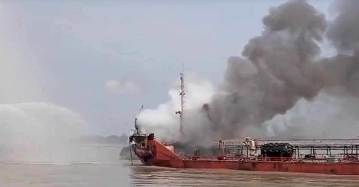 পতেঙ্গায় অপরিশোধিত তেলবাহী জাহাজে বিস্ফোরণ