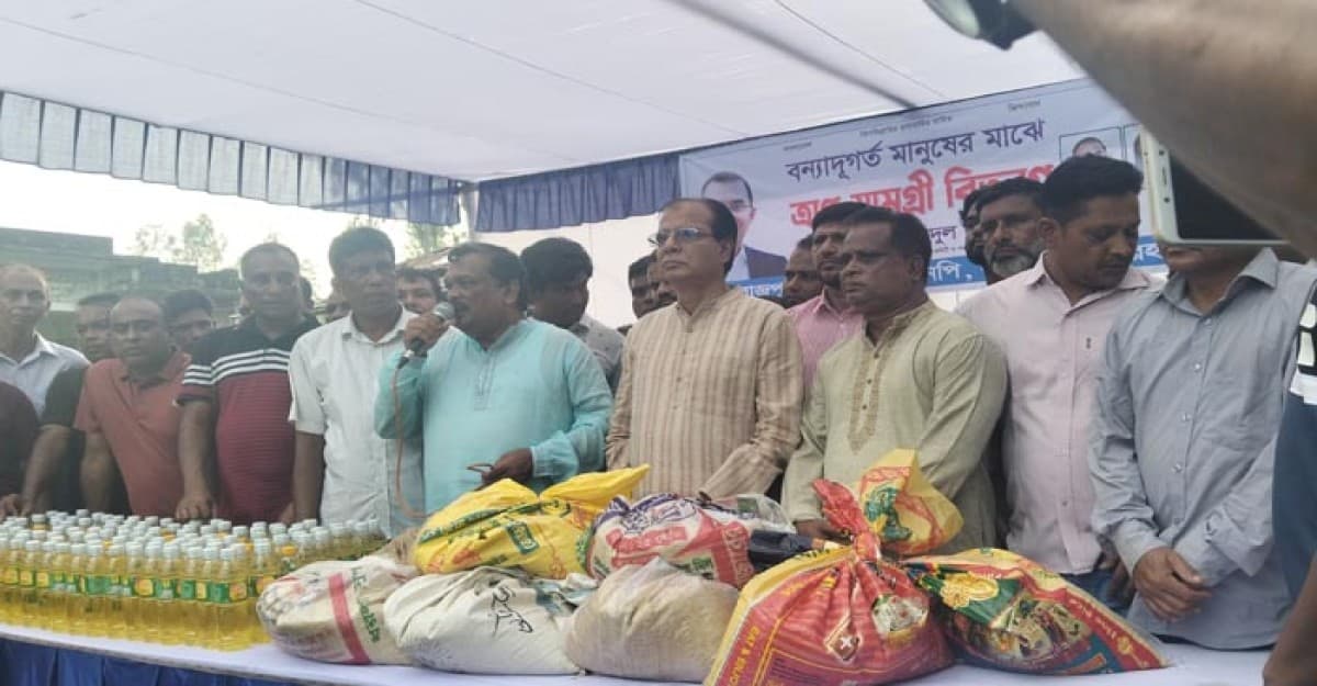 লালমনিরহাটে বন্যার্তদের মাঝে বিএনপির ত্রাণ বিতরণ