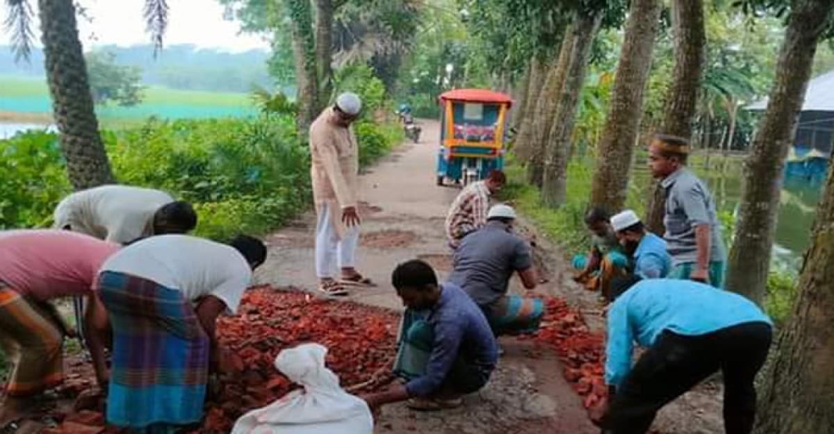 উজিরপুরের রাস্তা সংস্কার করলেন জামায়াতে ইসলামীর নেতাকর্মীরা