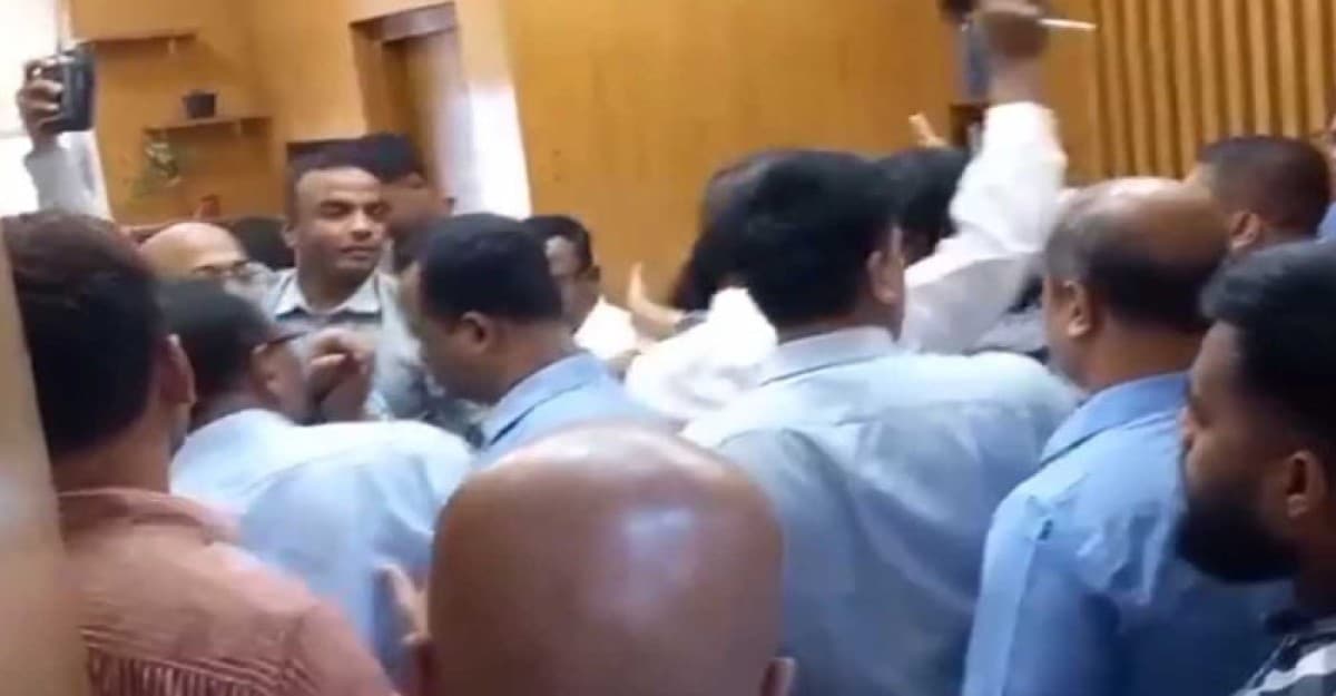 ডিসি পদ নিয়ে সচিবালয়ে হট্টগোল: শাস্তি পাচ্ছেন যে ১৭ জন