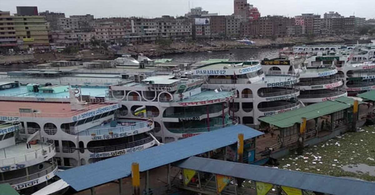 বৈরী আবহাওয়া: উপকূলে নৌযান চলাচল বন্ধ