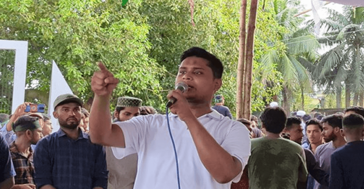 আমরা রক্ত দিচ্ছি আর ওরা সচিবালয়ে বসে টাকা ভাগ করছে: হাসনাত