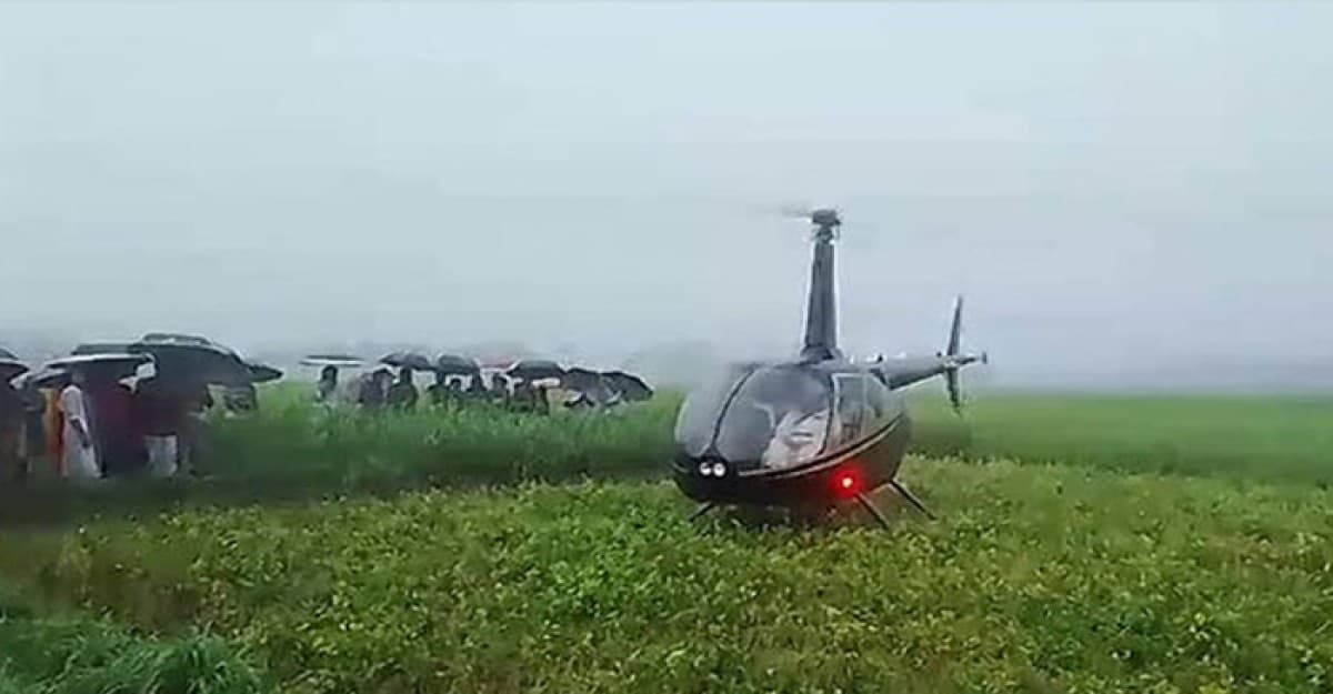 হঠাৎ কলাইখেতে নামলো হেলিকপ্টার!