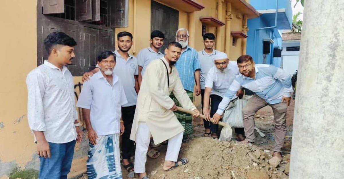 চাঁপাইনবাবগঞ্জে বেলেপুকুরে জলাবদ্ধতা নিরসনে ইকরা'অ স্বেচ্ছাসেবী সংগঠন