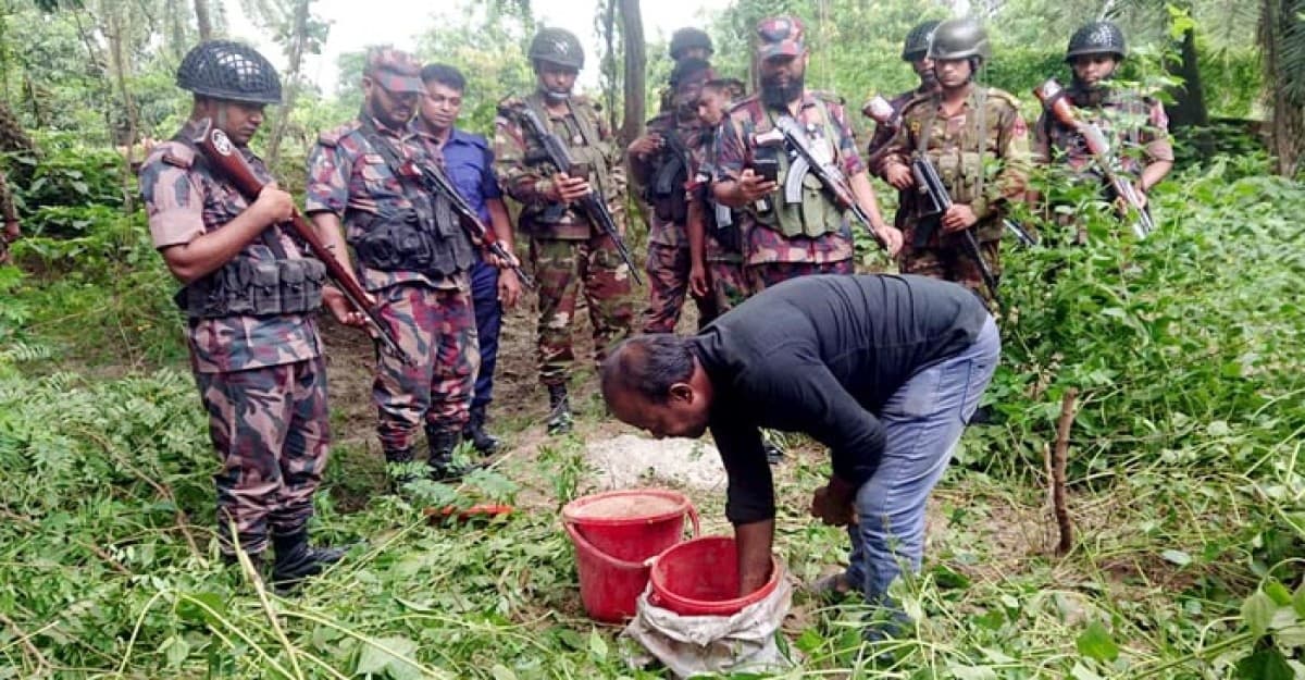 চাঁপাইনবাবগঞ্জে যৌথ বাহিনীর অভিযানে ১৭ টি তাজা ককটেল উদ্ধার