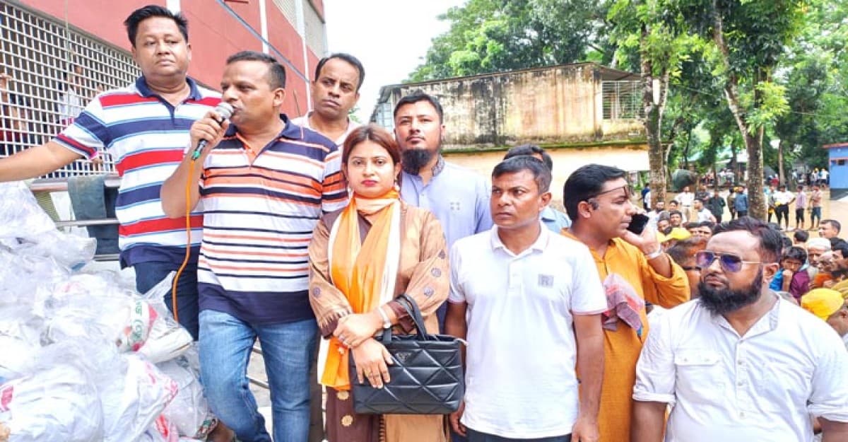 শেরপুরে বন্যাদুর্গতদের মাঝে স্বেচ্ছাসেবক দলের ত্রাণ বিতরণ