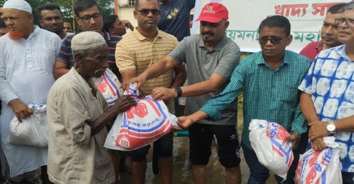 ময়মনসিংহে বন্যা দুর্গতদের মাঝে বিএনপি নেতা ওয়াহাবের ত্রাণ বিতরণ