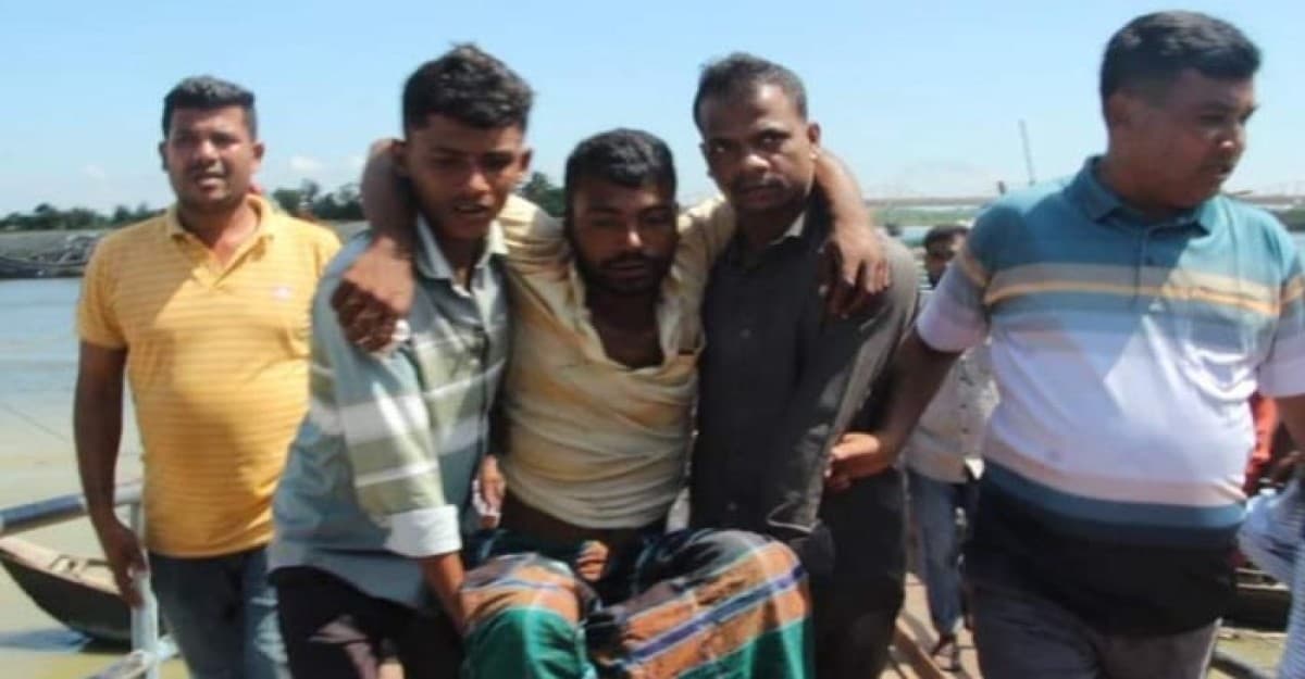 বঙ্গোপসাগরে দুটি ট্রলারে ডাকাতি, জেলে গুলিবিদ্ধ